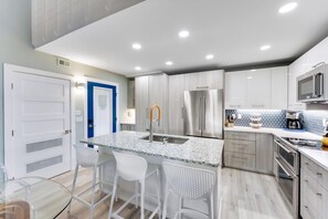 Réfrigérateur, un four, surface de cuisson, lave-vaisselle