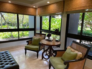 Unclassified image, 2 of 32, button