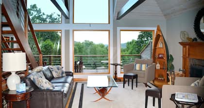 A Contemporary Mountain Retreat, a VRBO Bear Stay