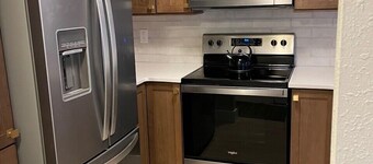¡Negociable! Bañera de hidromasaje, baño principal nuevo. ¡Precios especiales para enero!