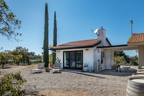 Outdoor dining - Gated Vineyard Ranch + Fire Pit | Paso Robles | Cocavin Carriage House (Paso Robles)