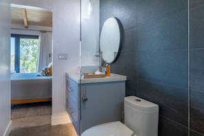 Combined shower/tub, hair dryer - Gated Vineyard Ranch + Fire Pit | Paso Robles | Cocavin Carriage House (Paso Robles)