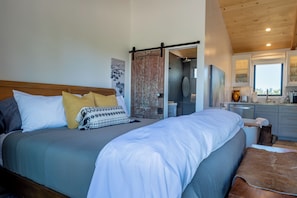 1 bedroom, internet - Gated Vineyard Ranch + Fire Pit | Paso Robles | Cocavin Carriage House (Paso Robles)