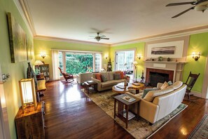 Smart TV, fireplace, DVD player, books - Grand Historic Hilo House (Hilo)