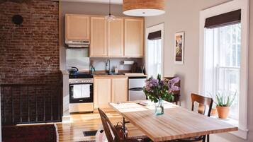 Fridge, oven, stovetop, coffee/tea maker