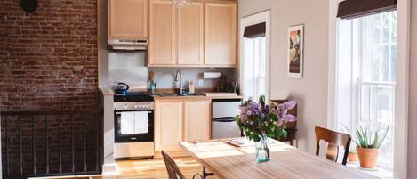 Kühlschrank, Ofen, Herdplatte, Wasserkocher mit Kaffee-/Teezubehör