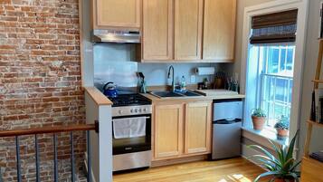 Réfrigérateur, four, plaque de cuisson, cafetière/bouilloire