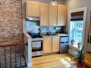 Fridge, oven, stovetop, coffee/tea maker