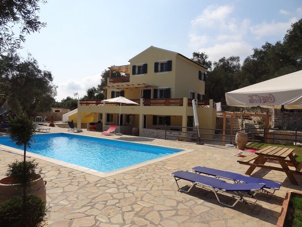 حمّام سباحة خارجي موسمي، مظلات على حمّام السباحة، مقاعد للتشمس