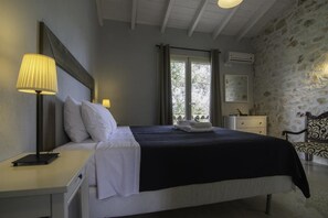 ملاءات من القطن المصري وأغطية فراش متميزة وخزنة داخل الغرفة