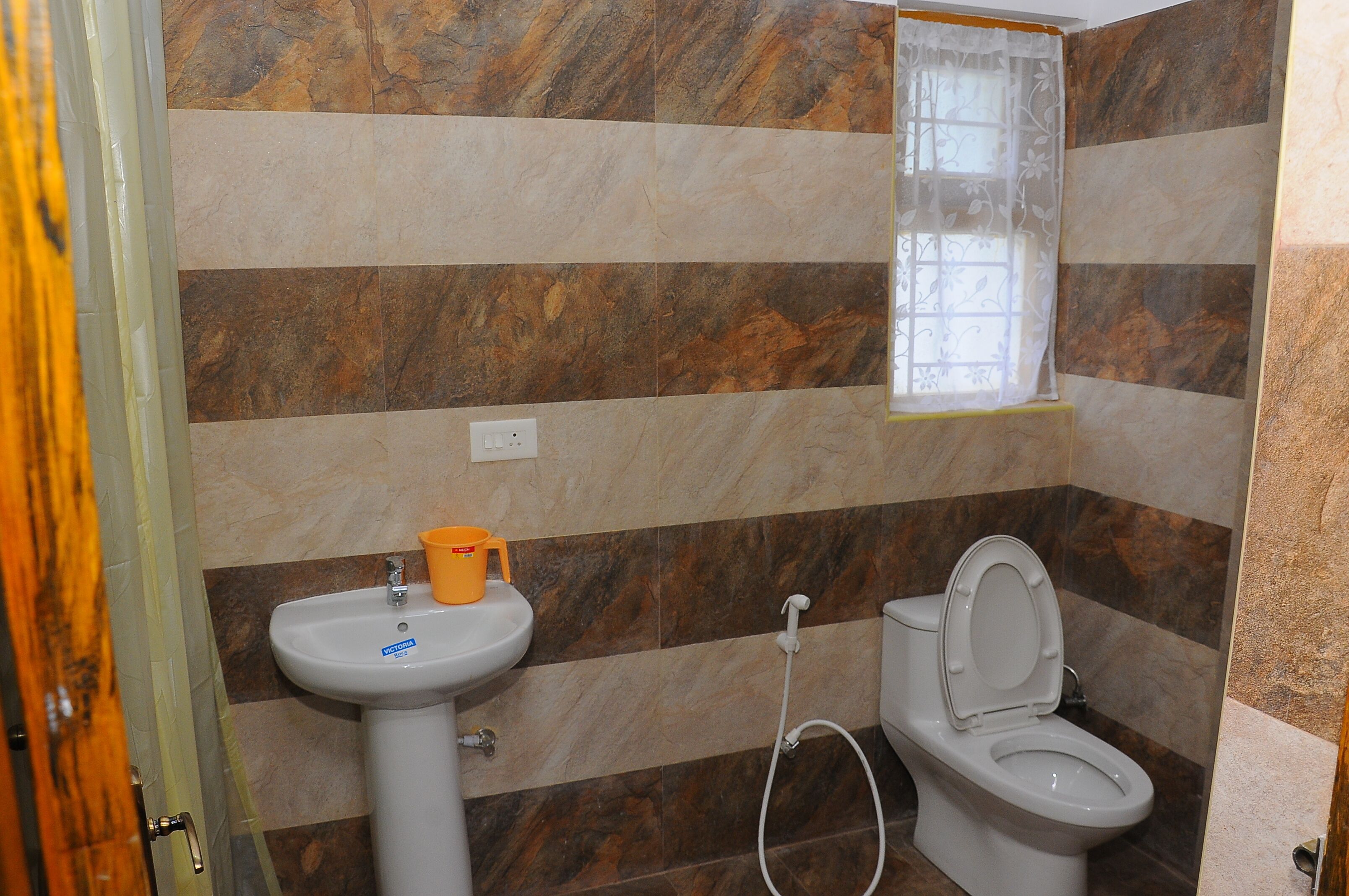 Combined shower/bathtub, towels