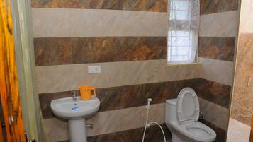 Combined shower/bathtub, towels