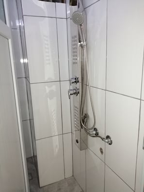 Shared Dormitory, Men only, Shared Bathroom, Mountain View (Sextuple, Air conditioning) | Bathroom | Shower, towels - Oludeniz Hostel (Fethiye)