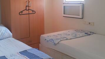Habitación con 2 camas individuales, 1 habitación | Tabla de planchar con plancha, wifi gratis, ropa de cama