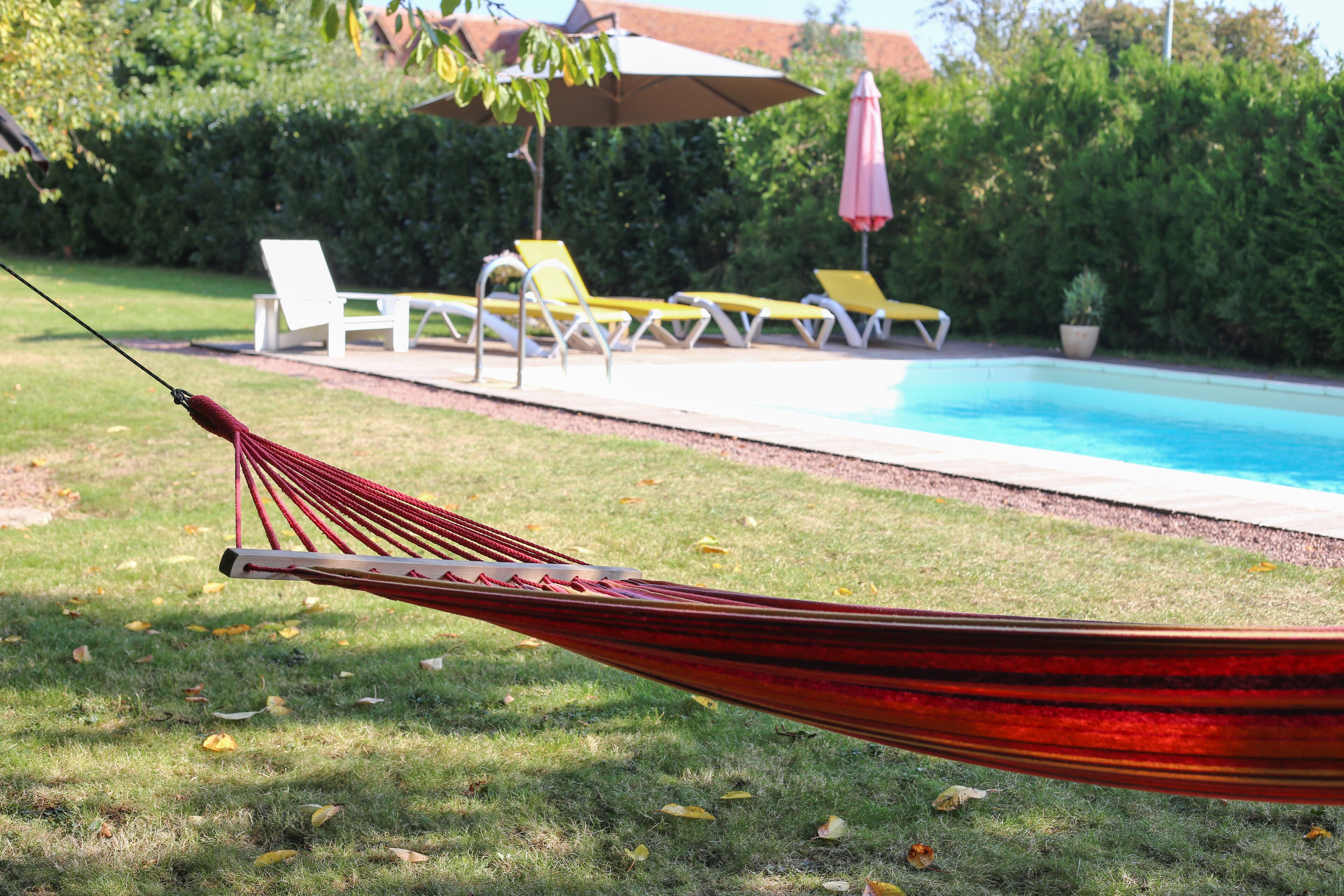 Una piscina al aire libre de temporada, una piscina climatizada
