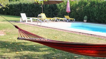 Una piscina al aire libre de temporada, una piscina climatizada