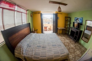 Quarto casal, 1 cama King, terraço | Wi-Fi de cortesia, roupa de cama