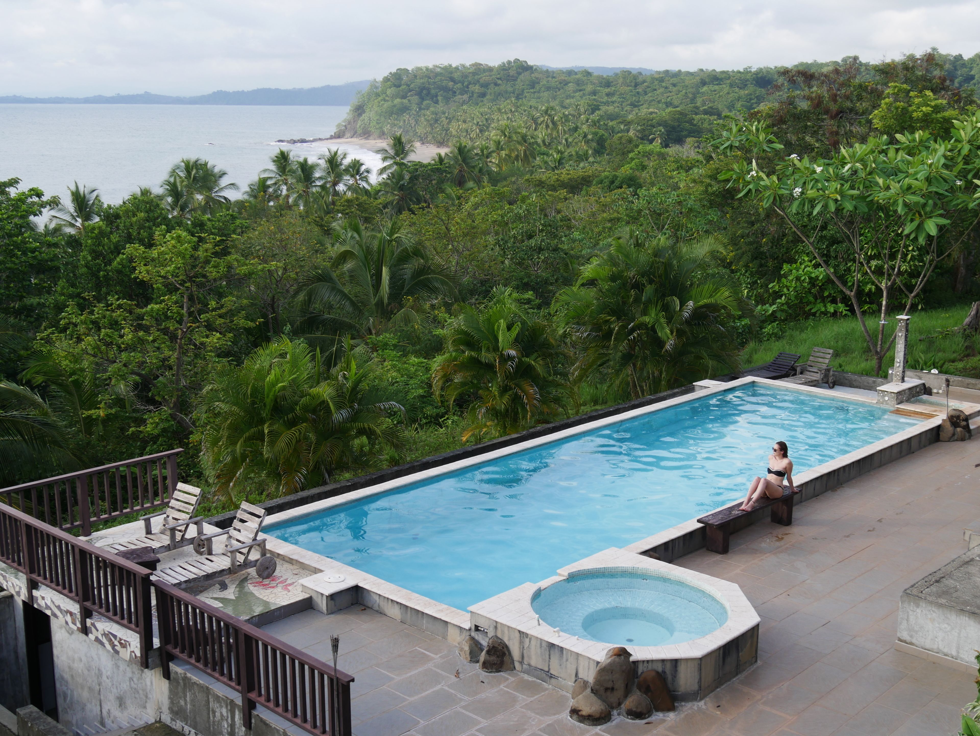 Hồ bơi ngoài trời, mở cửa từ 7:00 đến 18:30, ghế dài tắm nắng 