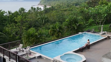 Hồ bơi ngoài trời, mở cửa từ 7:00 đến 18:30, ghế dài tắm nắng