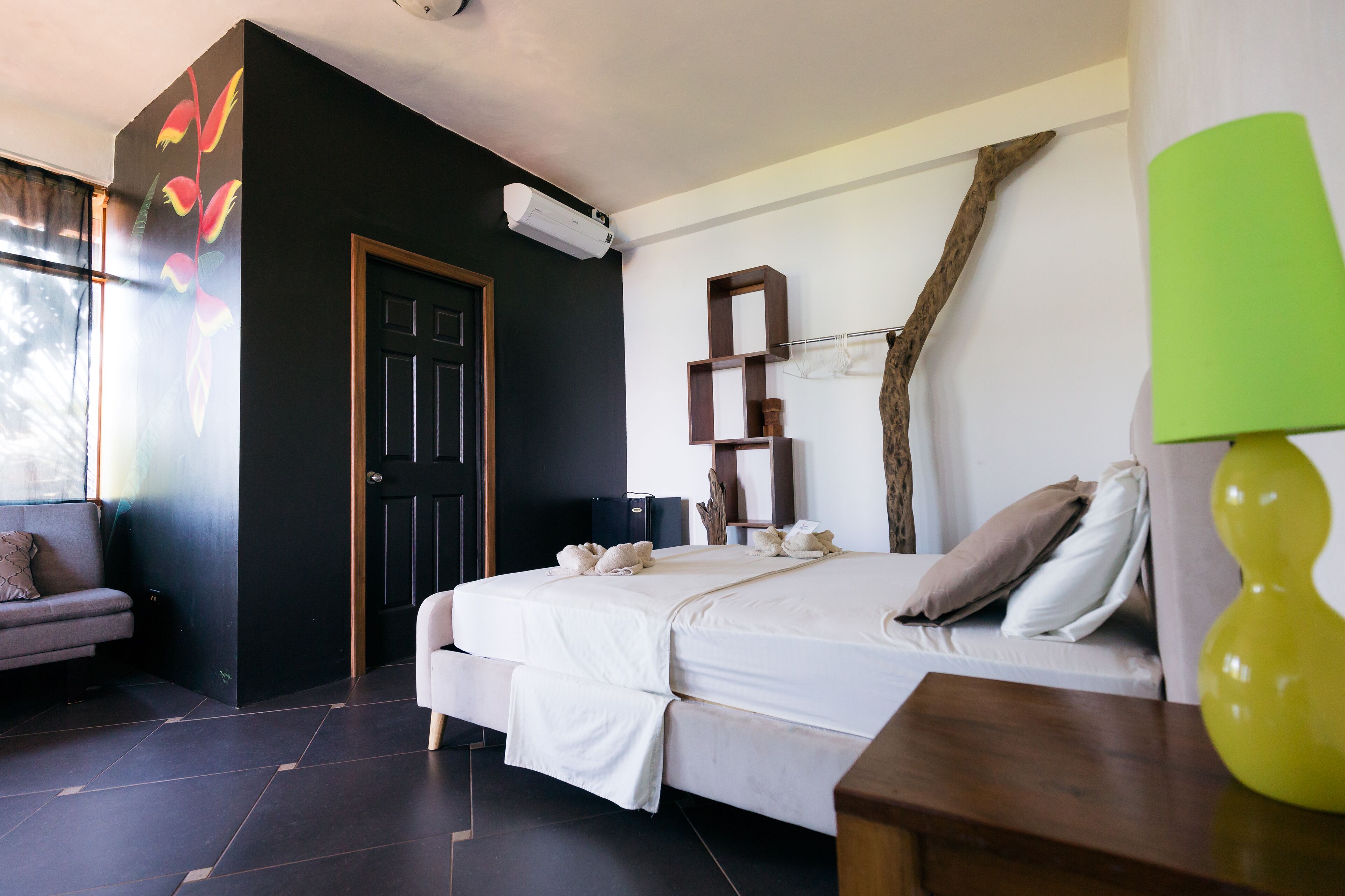 Habitación doble de diseñador, 1 cama Queen size y sofá cama, balcón, vista al océano | Wifi gratis, decoración personalizada y muebles diferentes 