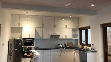 Villa | Dapur peribadi | Peti sejuk, ketuhar gelombang mikro, mesin basuh pinggan mangkuk