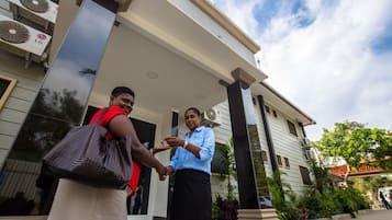 Pintu masuk properti