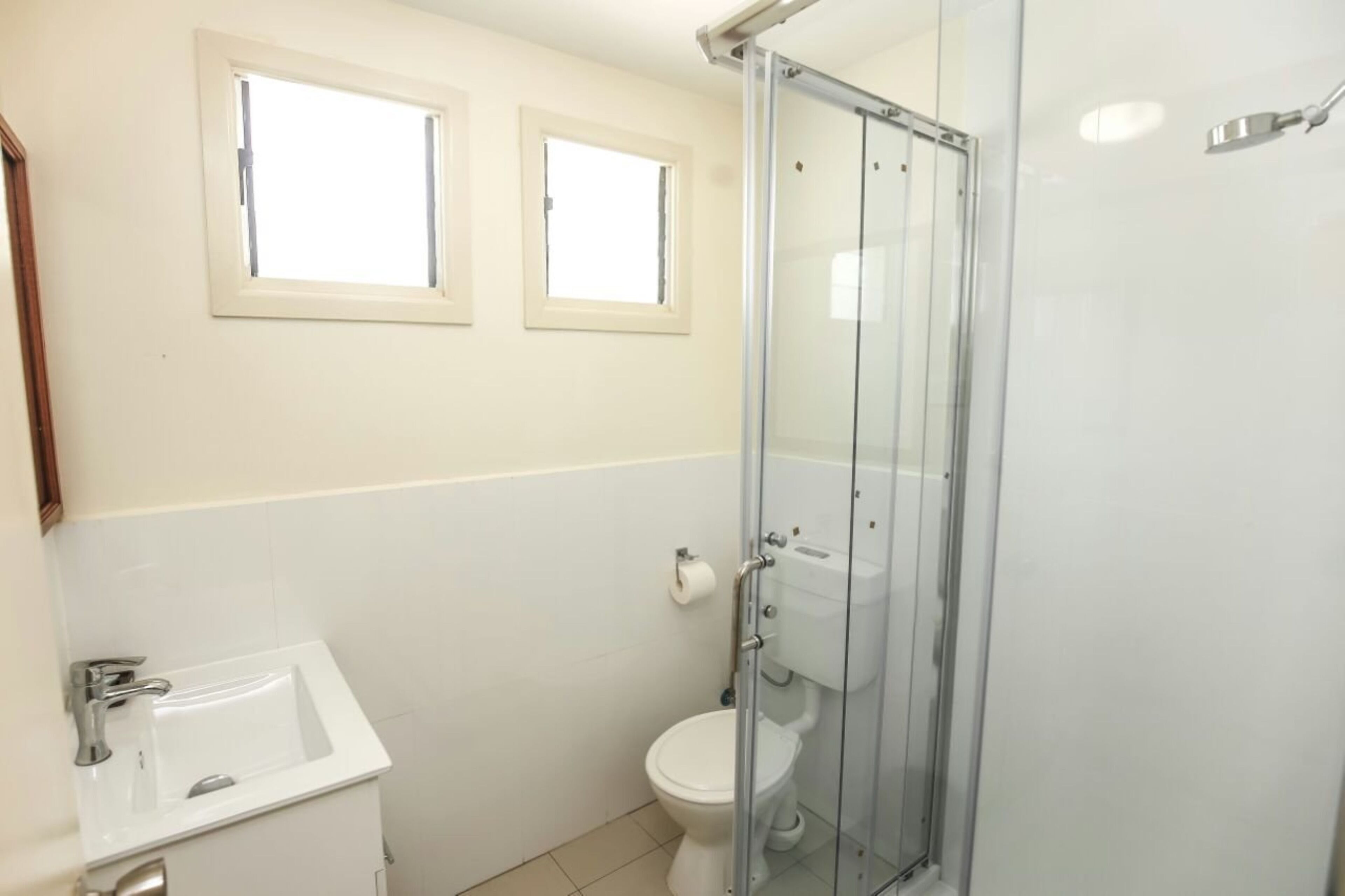 shower, rainfall showerhead, free toiletries, towels