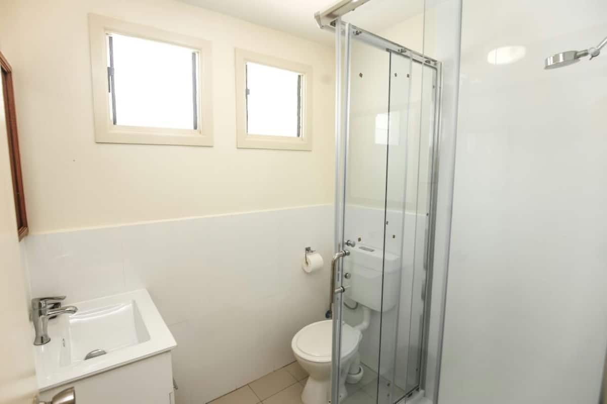 shower, rainfall showerhead, free toiletries, towels