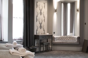 Colchones con efecto memoria, escritorio, wifi gratis y ropa de cama 