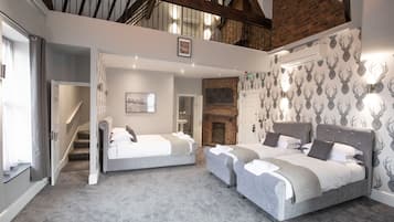 Family Suite | Memory-foam beds, desk, free WiFi, bed sheets