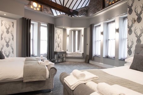 Colchones con efecto memoria, escritorio, wifi gratis y ropa de cama