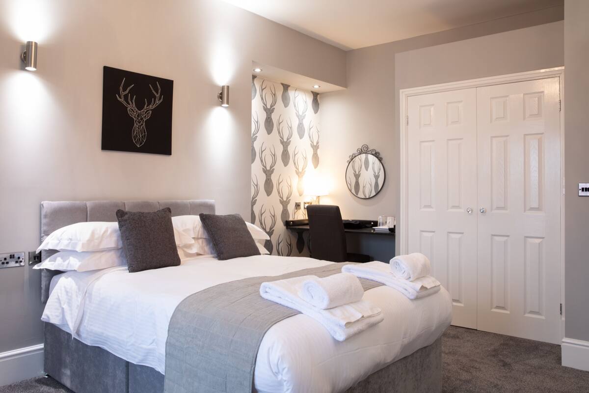 Memory foam beds, desk, WiFi (free), bed sheets