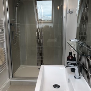 Comfort Double Room | Bathroom | Shower, hair dryer, towels - Frenes B & B (Tinchebray-Bocage)