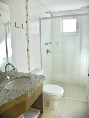 Shower, towels, soap, shampoo - Pousada Villa Maciel (Bombinhas)
