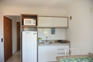 Geladeira, micro-ondas, cooktop, chaleira elétrica