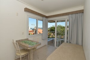 Apartamento premium | Sala de estar | TV LCD 32 polegadas com canais a cabo, TV