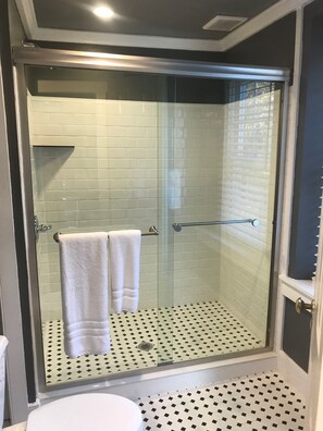 Classic Single Room, 1 Queen Bed | Bathroom | Shower, free toiletries, towels - Stottsville Inn (Coatesville)