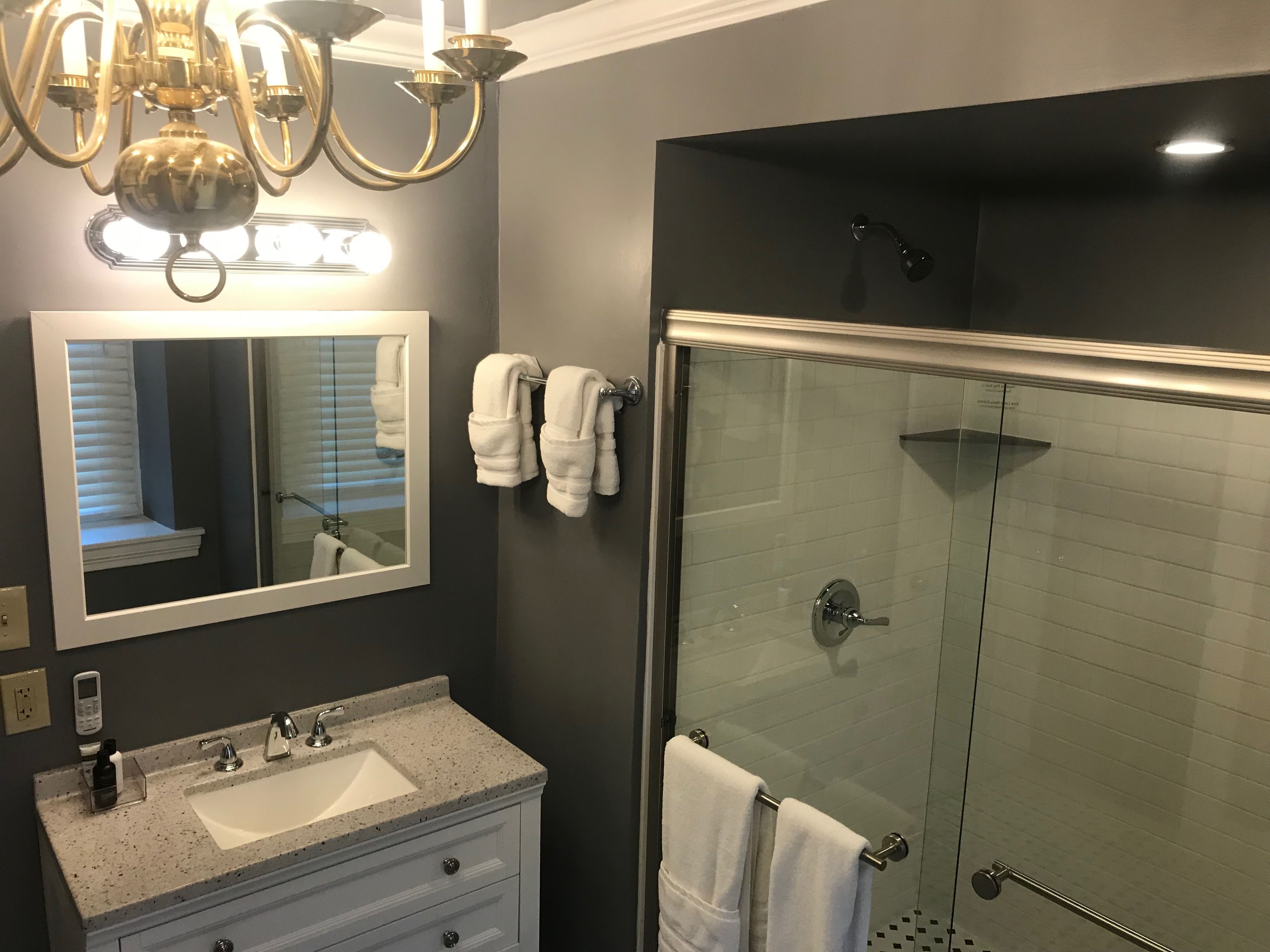 classic suite | bathroom | shower, free toiletries, towels