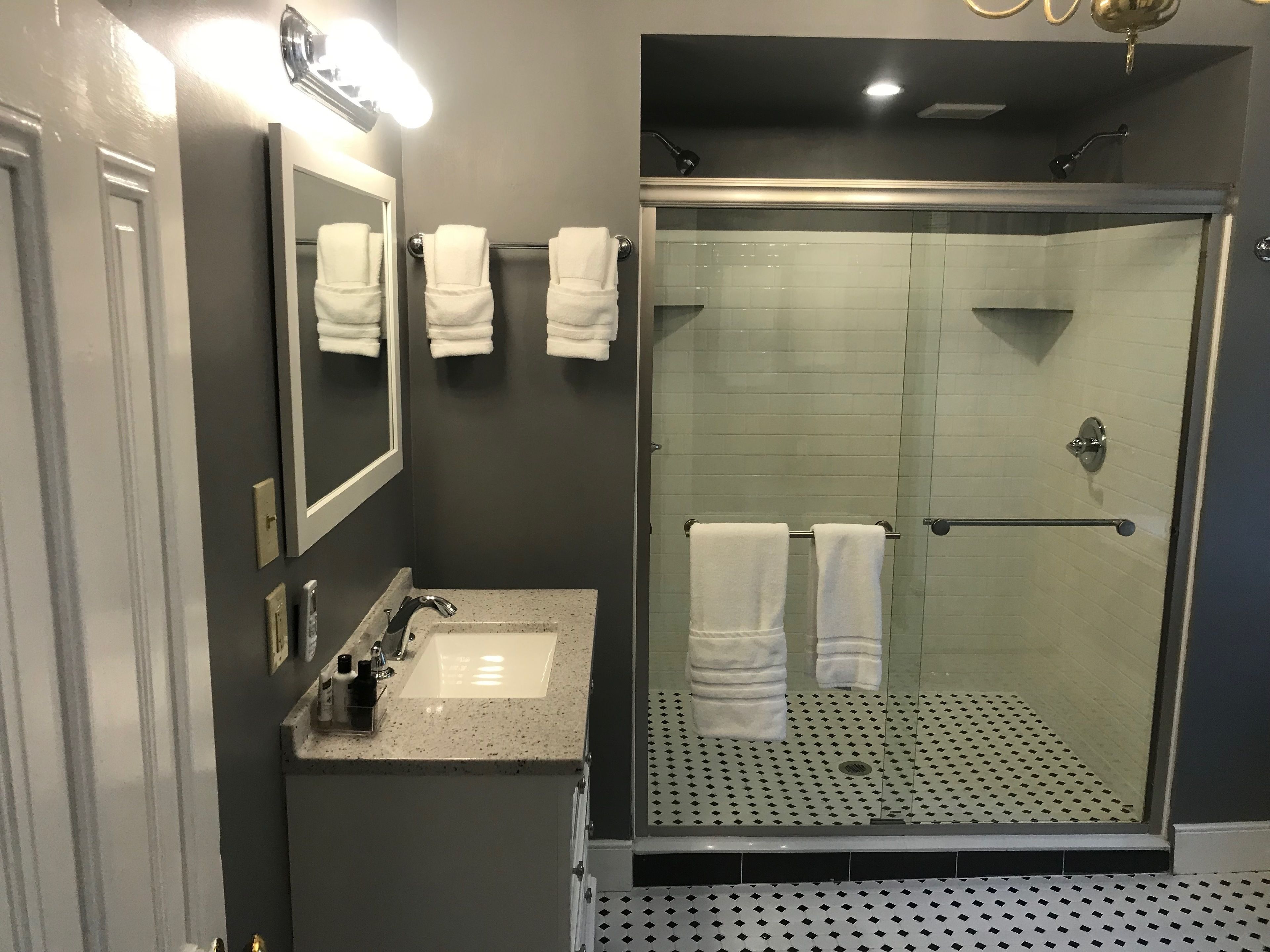 classic suite | bathroom | shower, free toiletries, towels