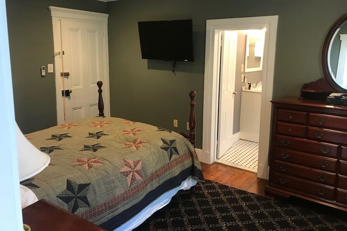 Classic Suite | Egyptian cotton sheets, premium bedding, WiFi (free)