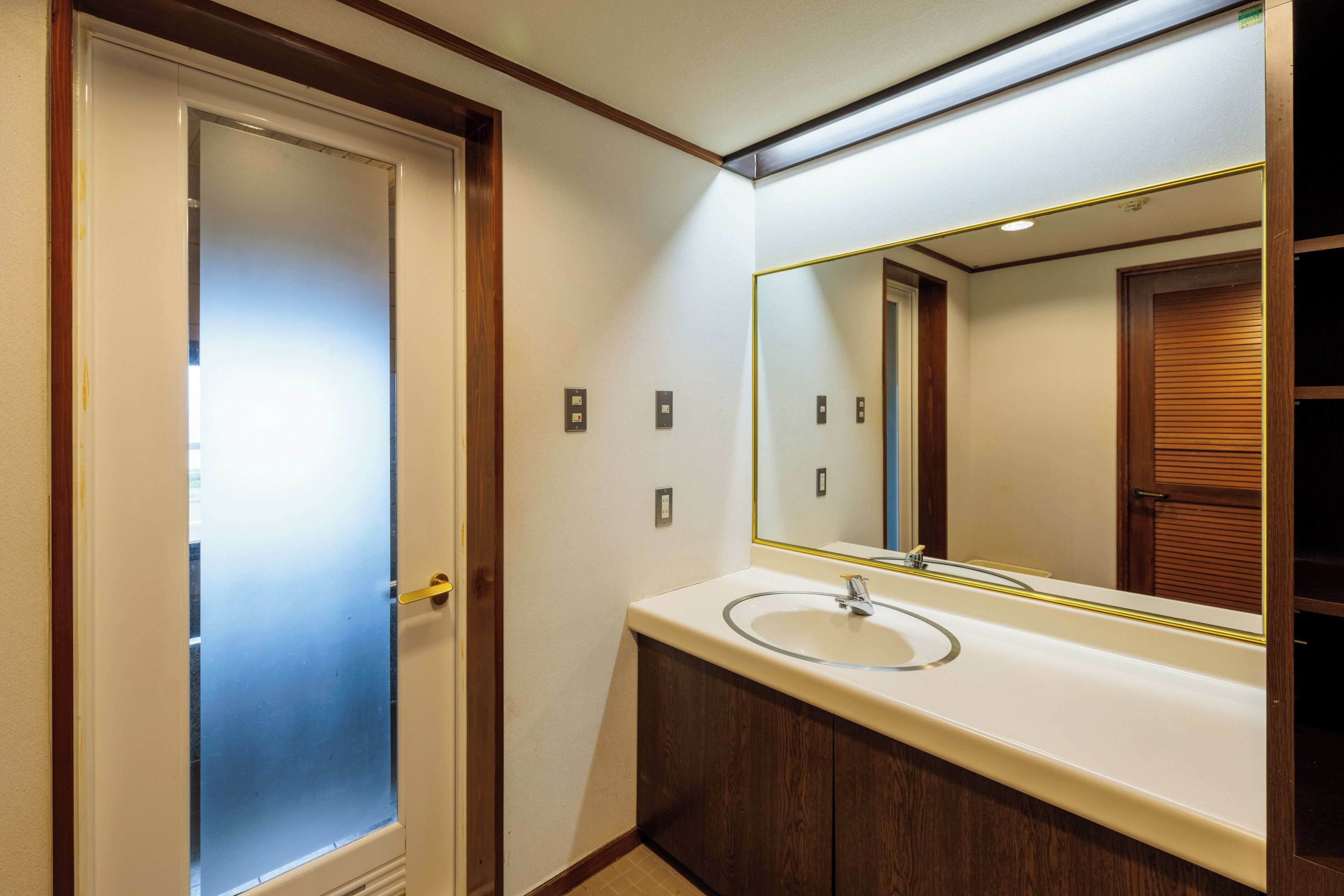 comfort suite | bathroom | free toiletries, hair dryer, slippers, electronic bidet