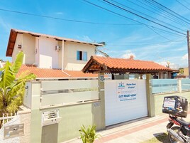 Una piscina techada, una piscina al aire libre