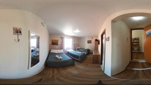 A room with two beds, a mirror, and a wooden floor. - Pousada Mar de Almirante (Penha)