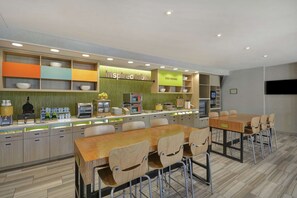 Café da manhã com buffet grátis todos os dias