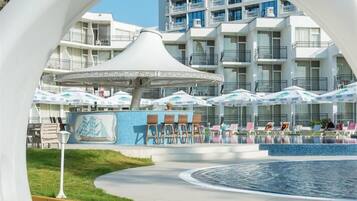 Una piscina al aire libre