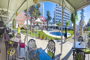 Outdoor dining - Flamingo Beach Hotel (Sunny Beach)