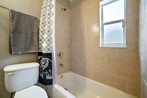 Hus, 3 soverom, privat basseng (incl. cleaning fee 127 USD) | Bad | Kombinert dusj/badekar, dype avslapningsbadekar og håndklær