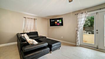House, 3 Bedrooms, Private Pool (incl. cleaning fee 127 USD) | Living room | Flat-screen TV