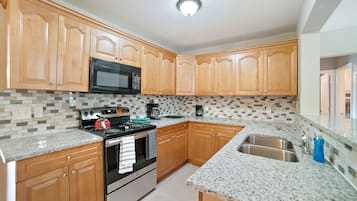 Casa, 3 quartos, piscina particular (incl. cleaning fee 127 USD) | Cozinha privada | Geladeira grande, micro-ondas, fogão, cooktop