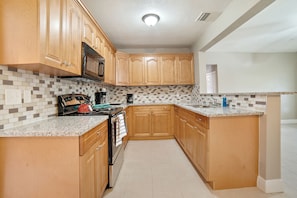 Maison, 3 chambres, piscine privée (incl. cleaning fee 127 USD) | Cuisine privée | Réfrigérateur grande capacité avec congélateur, four à micro-ondes